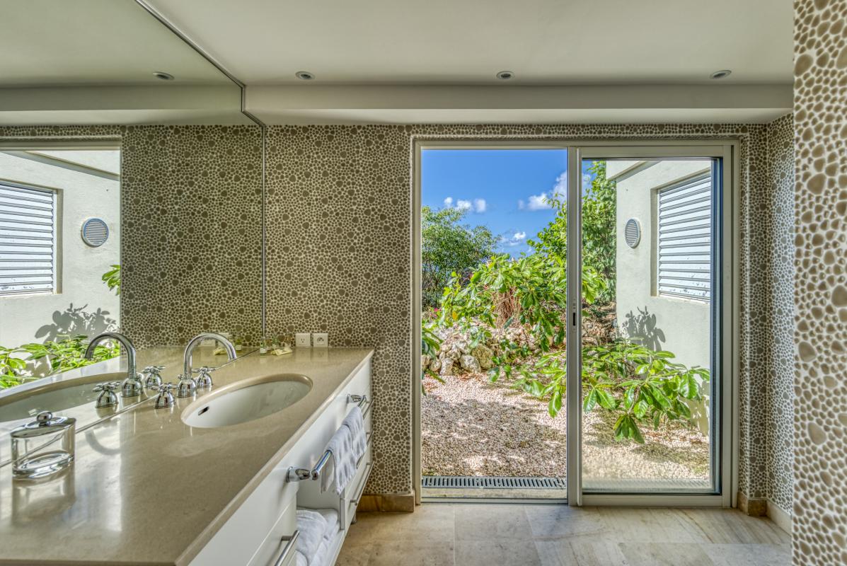 36 Location villa piscine vue mer Terres Basses Saint Martin_sdb 5